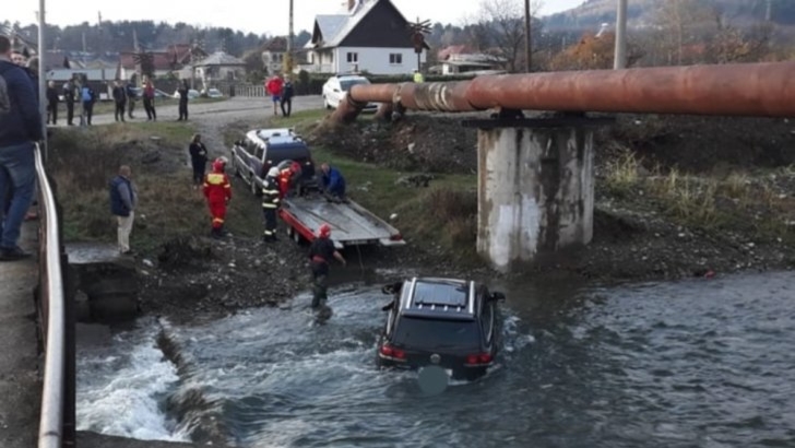Au vrut s-o ia pe "scurtătură", dar au rămas cu mașina în mijlocul râului. Șocant ce a urmat!
